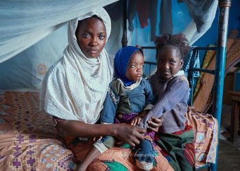 Mavi Gözlü Olduğu İçin Terk Eden Kocasını Affeden Nijeryalı Risikat Azeez’in Zorluklarla Dolu Hikayesi