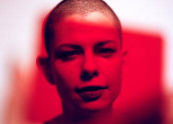 İnsanın içine işleyen sesi ve tutkulu müziğiyle Kovacs, 4 Ekim Pazar akşamı Türkiye saatiyle 19.00’da Zorlu PSM desteğiyle Amsterdam’dan canlı yayında