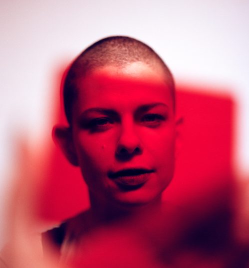 İnsanın içine işleyen sesi ve tutkulu müziğiyle Kovacs, 4 Ekim Pazar akşamı Türkiye saatiyle 19.00’da Zorlu PSM desteğiyle Amsterdam’dan canlı yayında