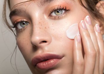 Göz Çevrenizdeki Cilde Bakım Yapmanın 7 Yolu