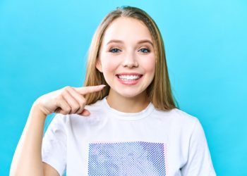 Bu besin sayesinde dişleriniz anında beyazlayacak!