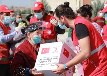 Yardım malzemeleri Azerbaycanlı ihtiyaç sahiplerine dağıtılıyor