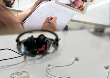 Online eğitimde kulaklıklara dikkat