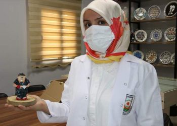 Gelin olarak geldiği Şanlıurfa’da çakıl taşlarına hayat veriyor