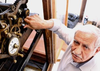 Tarihi saat kulesinin ‘tik tak’ları arasında ömrünü geçirdi