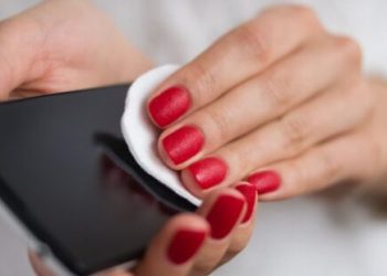 Koronavirüs telefon ekranında 28 gün boyunca yaşayabiliyor