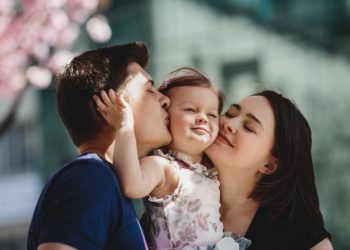 Mutlu bir çocuk yetiştirmek isteyen aileler nelere dikkat etmeli?