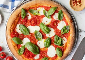 Harika Domatesli Pizza tarifi