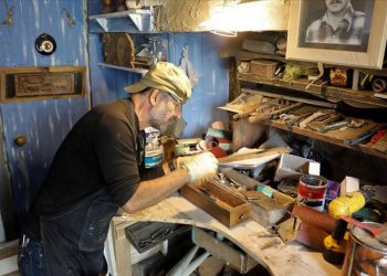 Çöpe atılan ev eşyalarını, yeni eşyalar ve sanat eserlerine dönüştürüyor