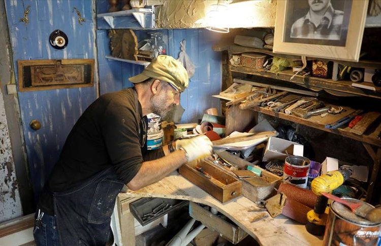 Çöpe atılan ev eşyalarını, yeni eşyalar ve sanat eserlerine dönüştürüyor