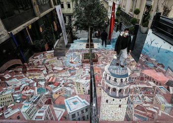 Galata Kulesi’nin resmedildiği merdiven kullanıma açıldı