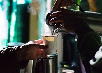 Kağıt bardaklar sıcak sıvıyla temas ettiğinde yüksek düzeyde mikroplastik parçacık açığa çıkıyor