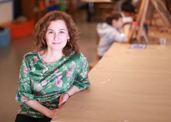 Anlattığı masallarla minik kalplere dokunuyor