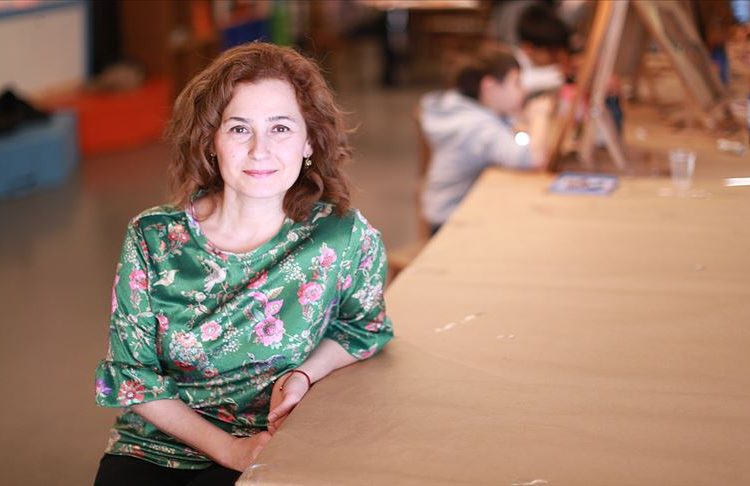Anlattığı masallarla minik kalplere dokunuyor