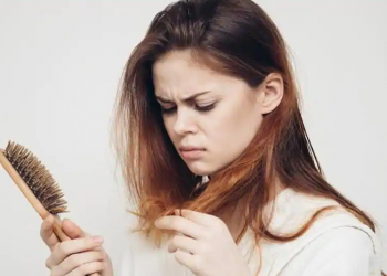 KORONAVİRÜS SAÇLARI DÖKEBİLİYOR