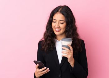 Cep telefonu kullanmada omurganız için 12 kural