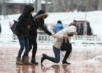 KARLI HAVADA YÜRÜRKEN DÜŞME TEHLİKESİNE DİKKAT!