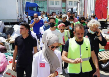 Haluk Levent ve Gamze Özçelik Manavgat’a yardım için koştular