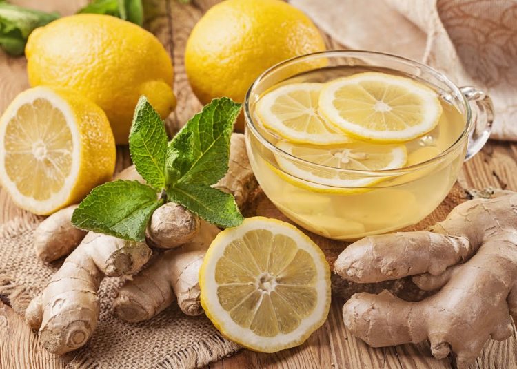 Bağışıklığı güçlendirmek için zencefil ve limonlu karışım