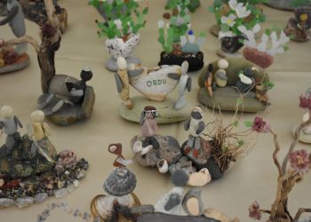 Karadeniz sahilinden toplayıp sanat eserine dönüştürüyor