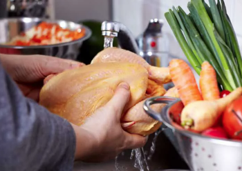 Çiğ Tavuk Pişirmeden Önce Yıkanır mı? Uzmanlar Uyarıyor!