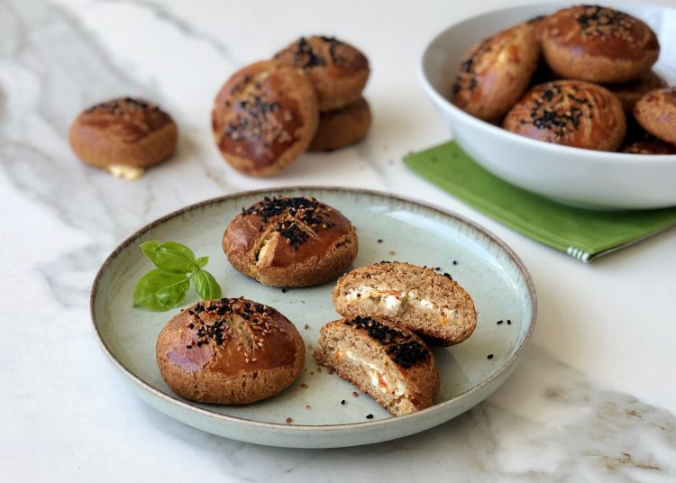 Peynirli fesleğenli kara kılçık unlu çörek
