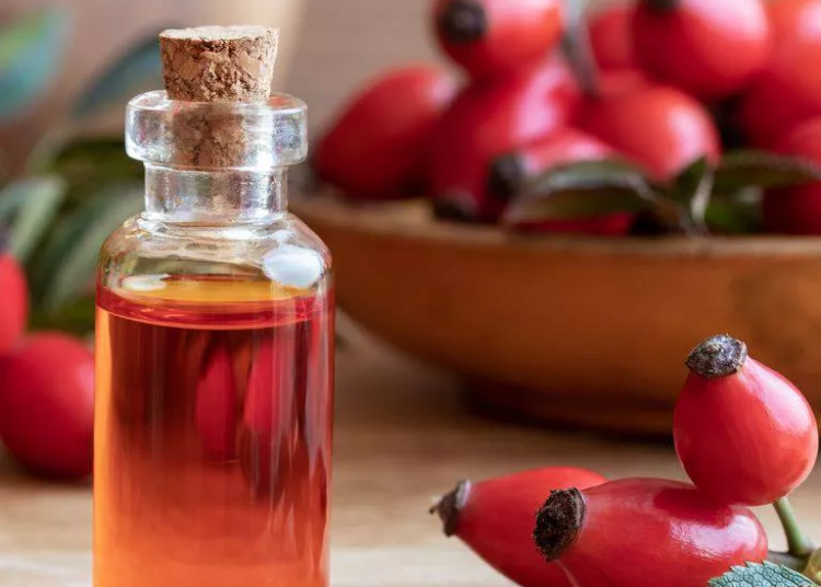 Kuşburnu yağı cilde faydalarına şaşıracaksınız!