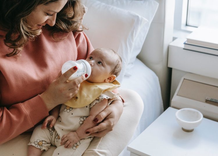 Sarı, Mavi, Kırmızı: Anne Sütünün Renkleri Ne Anlama Geliyor?