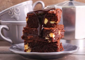Beyaz çikolata parçalı brownie tarifi 
