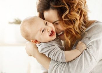 Kucaklanmak bebeklerin DNA’sını değiştiriyor