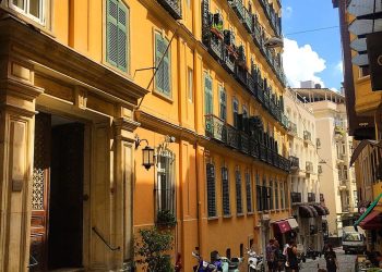 Mimarileri  büyüleyen tarihi İstanbul apartmanlar