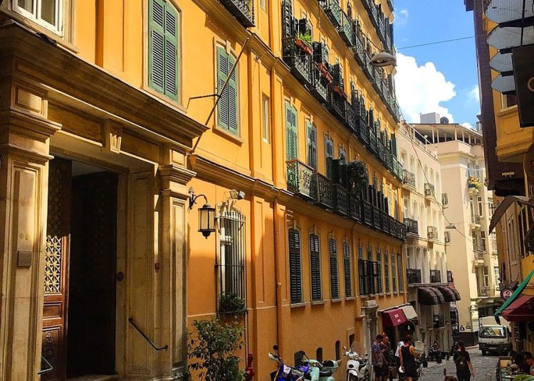 Mimarileri  büyüleyen tarihi İstanbul apartmanlar