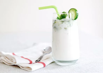 sadece üç malzeme ile kolaylıkla yapabileceğiniz nefis ayran tarifi.