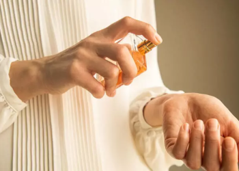 Parfüm kokunuz uçup gitmesin! İşte kalıcı parfüm yöntemleri