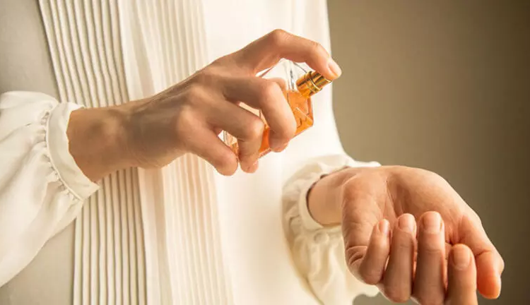 Parfüm kokunuz uçup gitmesin! İşte kalıcı parfüm yöntemleri