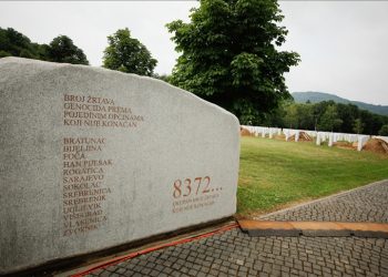 Bosna Hersek’in 28 yıldır kanayan yarası Srebrenitsa soykırımı Sırp birliklerinin Temmuz 1995’te 8 binden fazla Boşnak sivili öldürdüğü Srebrenitsa soykırımı, aradan 27 yıl geçmesine rağmen kurban yakınlarının ve Boşnak halkının kanayan yarası olmaya devam ediyor.