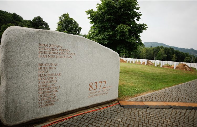 Bosna Hersek’in 28 yıldır kanayan yarası Srebrenitsa soykırımı Sırp birliklerinin Temmuz 1995’te 8 binden fazla Boşnak sivili öldürdüğü Srebrenitsa soykırımı, aradan 27 yıl geçmesine rağmen kurban yakınlarının ve Boşnak halkının kanayan yarası olmaya devam ediyor.