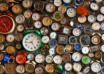 Alarm İcat Edilmeden Önce İnsanların Uyanmak İçin Kullandığı 6 Şey